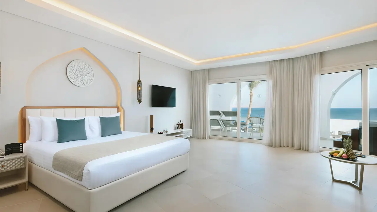Nowoczesna sypialnia w Sunrise Remal Beach z widokiem na morze