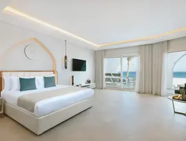Nowoczesna sypialnia w Sunrise Remal Beach z widokiem na morze