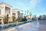 Elegancka fasada budynku w Sunrise Remal Beach z fontanną