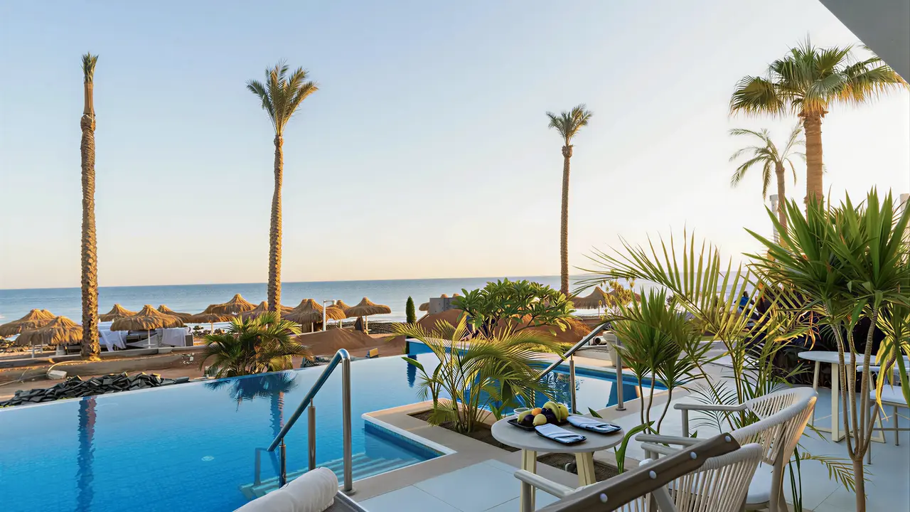 Basen i leżaki w Sunrise Remal Beach