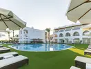 Basen z leżakami w Sunrise Remal Beach