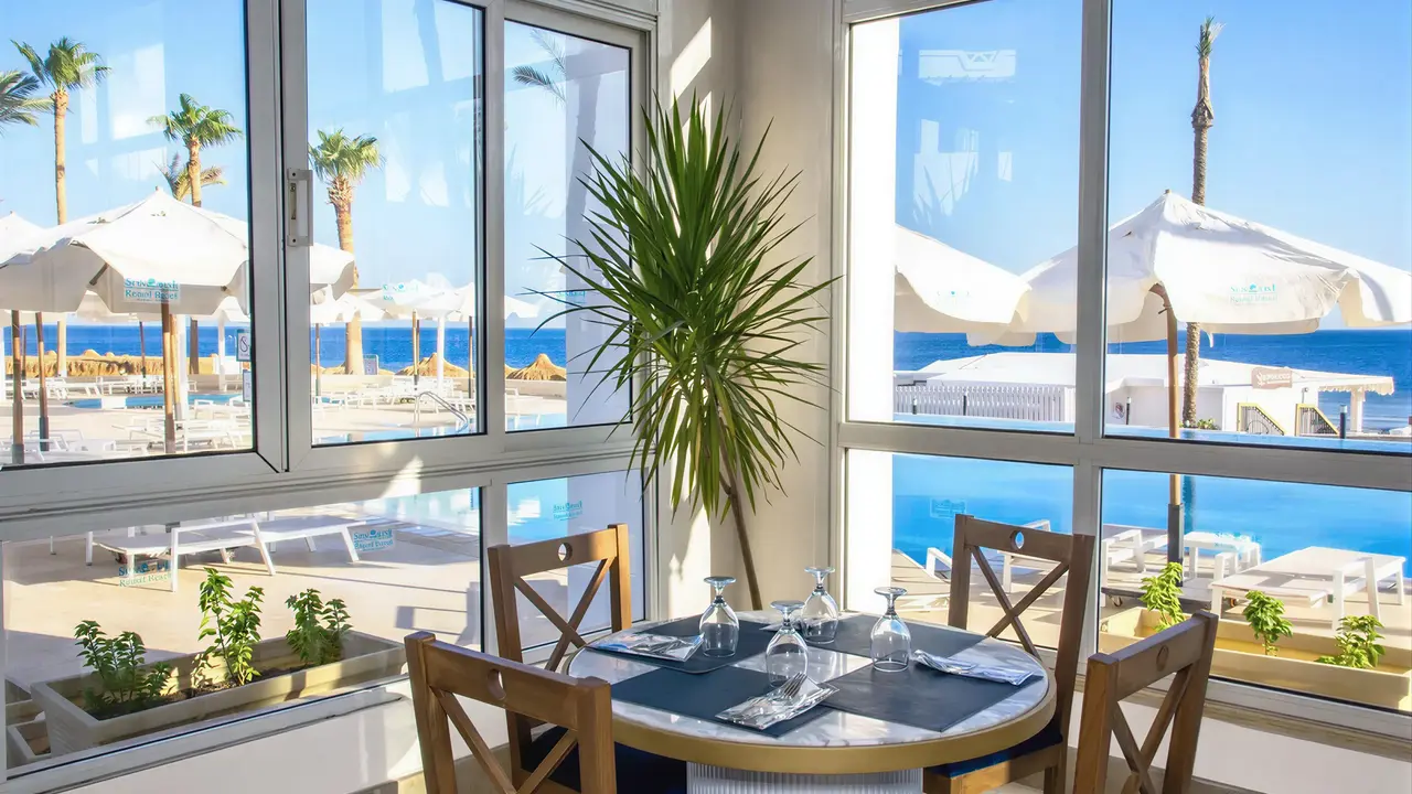 Stolik w restauracji Sunrise Remal Beach z widokiem na basen