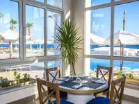 Stolik w restauracji Sunrise Remal Beach z widokiem na basen