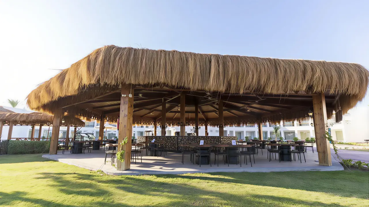 Kryta restauracja w Sunrise Remal Beach z naturalnym dachem