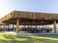 Kryta restauracja w Sunrise Remal Beach z naturalnym dachem