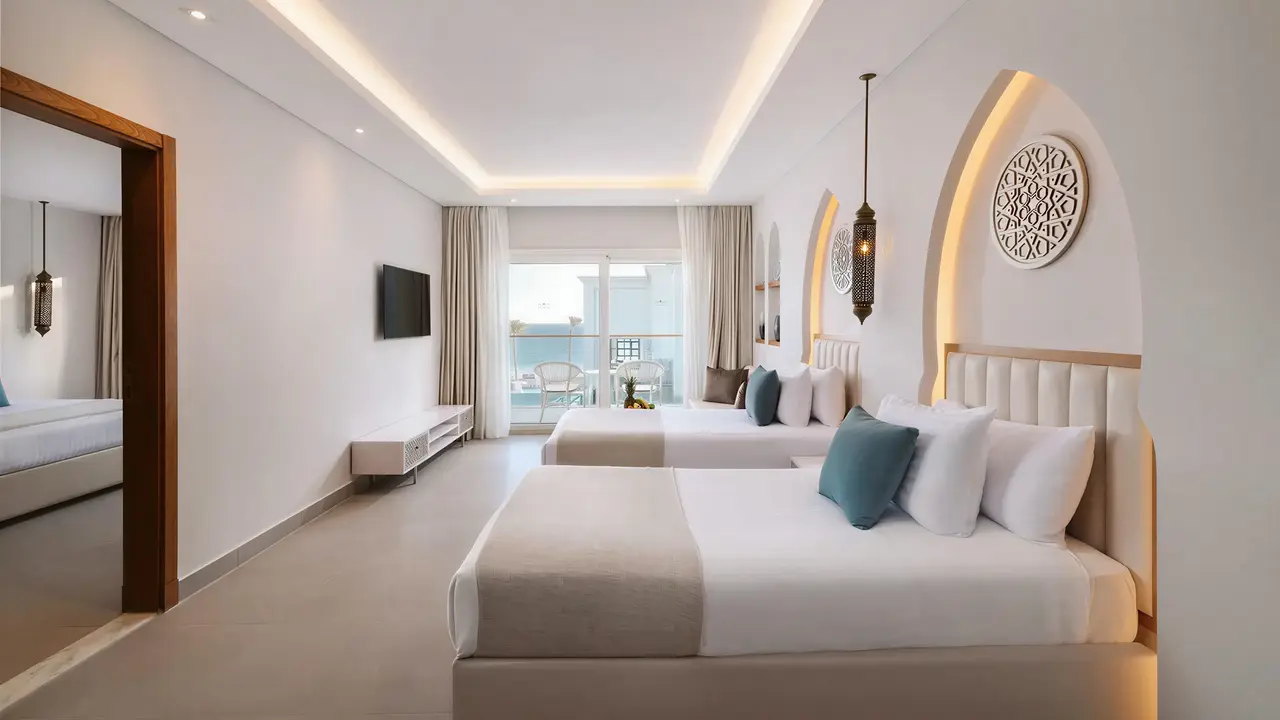 Nowoczesna sypialnia w Sunrise Remal Beach z dwoma łóżkami