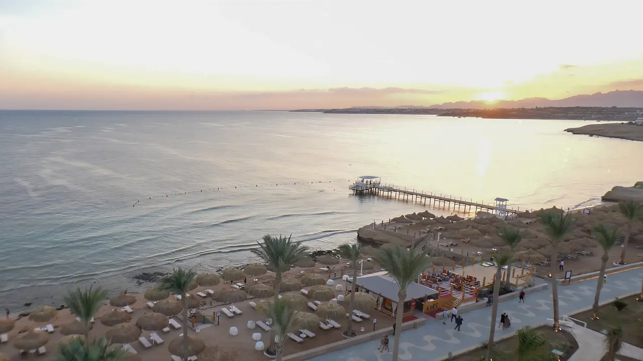 Widok na kompleks Sunrise Remal Beach o zachodzie słońca
