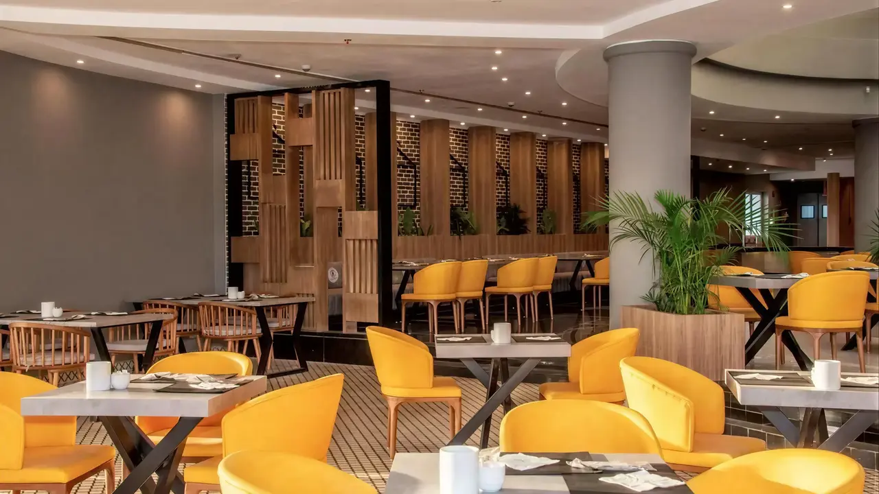 Restauracja z żółtymi krzesłami w Sunrise Remal Beach