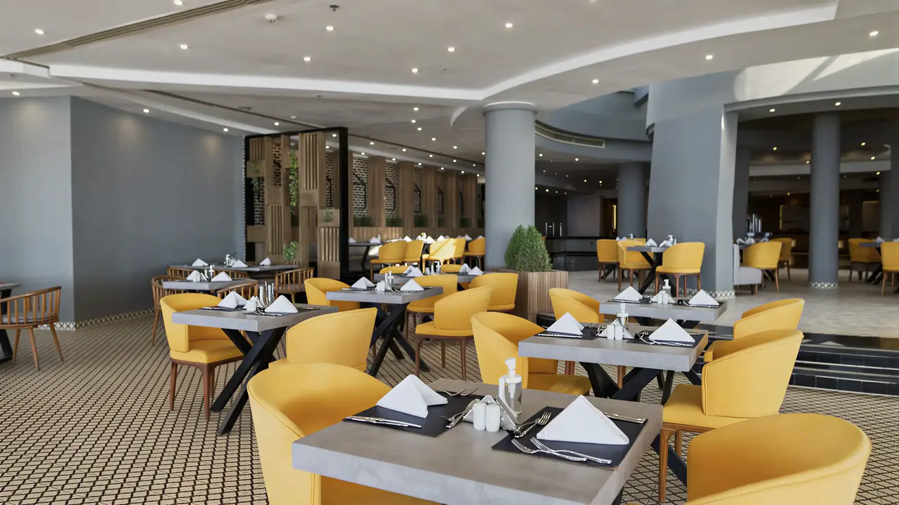Restauracja w Sunrise Remal Beach z żółtymi krzesłami