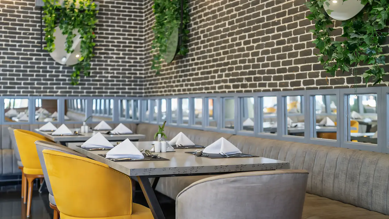 Restauracja w Sunrise Remal Beach z nakrytym stołem