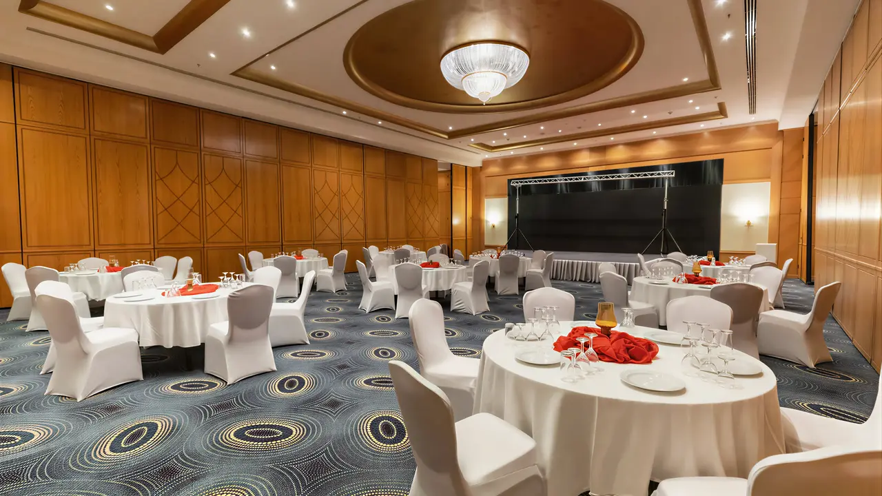 Sala bankietowa w Sunrise Remal Beach z okrągłymi stołami