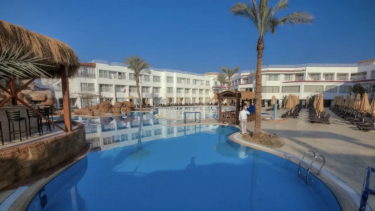 Basen i leżaki w hotelu Swiss Heaven Sharming Inn