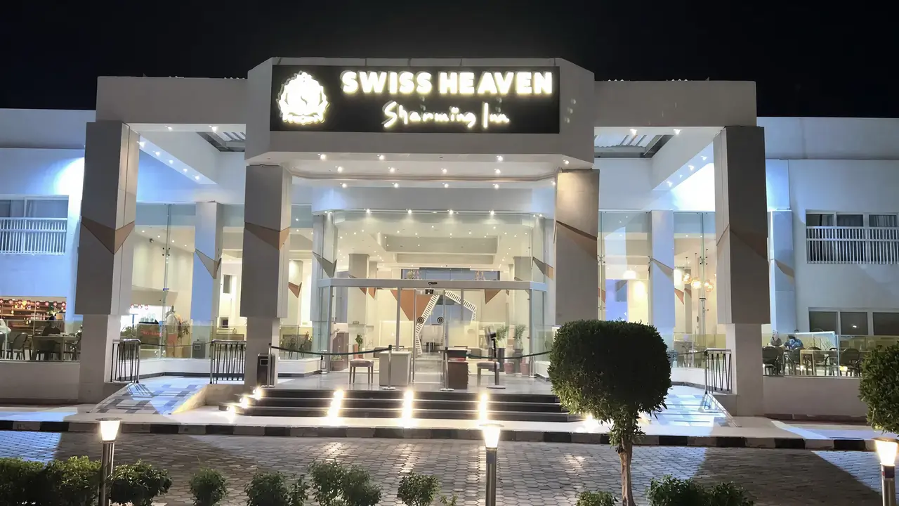 Elewacja i wejście do Swiss Heaven Sharming Inn w nocy