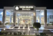 Elewacja i wejście do Swiss Heaven Sharming Inn w nocy