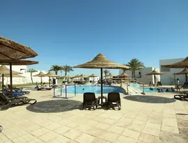 Basen z leżakami i parasolami w Swiss Heaven Sharming Inn