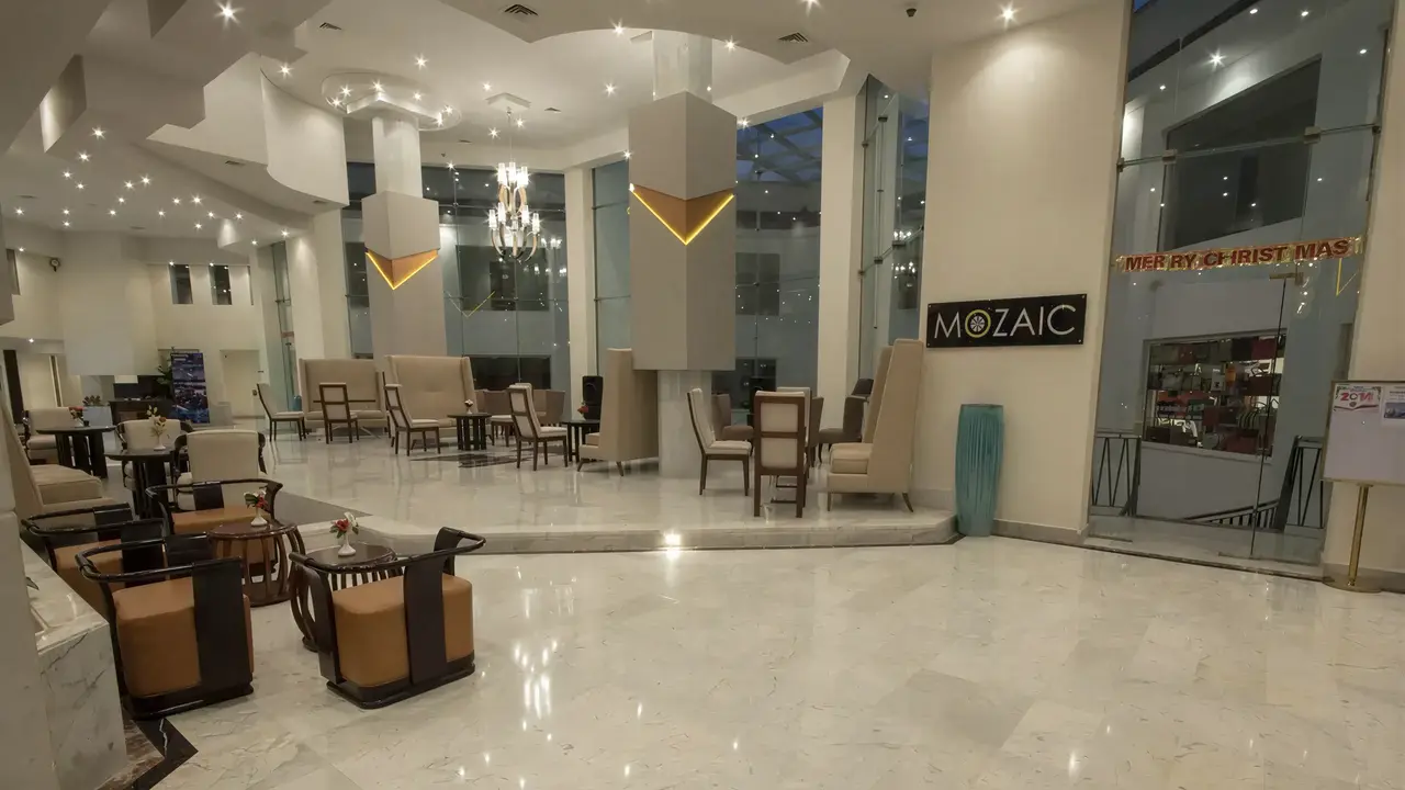 Wnętrze eleganckiego lobby w Swiss Heaven Sharming Inn