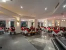 Restauracja w hotelu Swiss Heaven Sharming Inn z nakrytymi stołami