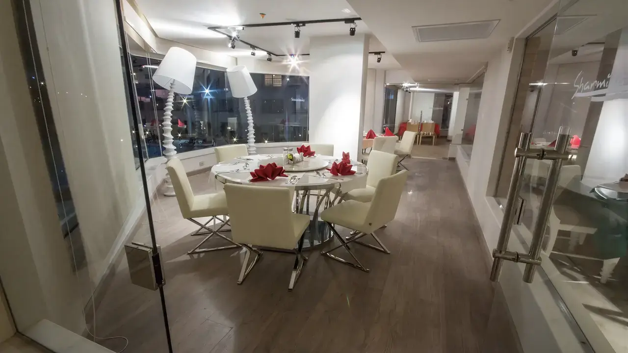 Nowoczesna jadalnia w apartamencie Swiss Heaven Sharming Inn