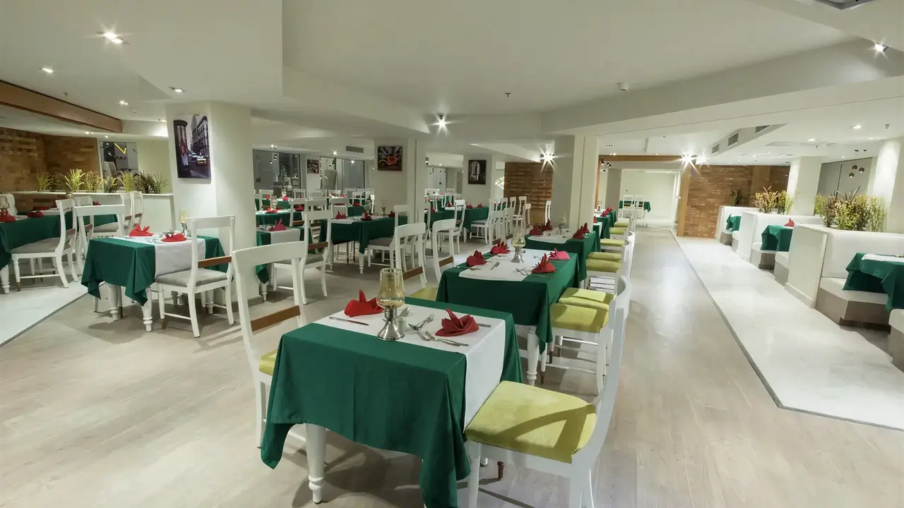 Restauracja w Swiss Heaven Sharming Inn z nakrytymi stołami