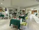 Restauracja w Swiss Heaven Sharming Inn z nakrytymi stołami