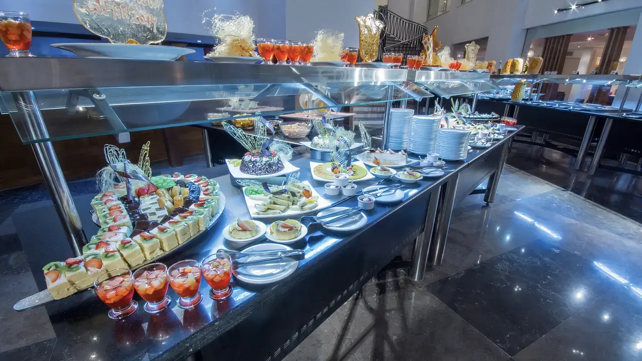 Bufet z deserami w hotelu Swiss Heaven Sharming Inn