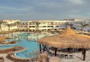 Widok na kompleks basenów w Swiss Heaven Sharming Inn