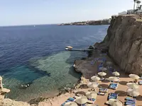 Plaża z leżakami i parasolami w Swiss Heaven Sharming Inn