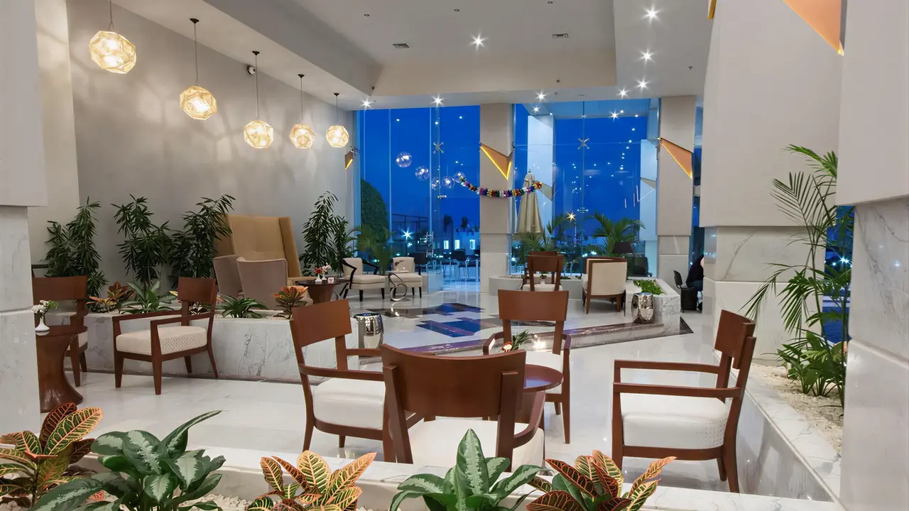 Wnętrze eleganckiego lobby w Swiss Heaven Sharming Inn