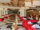 Restauracja w Swiss Heaven Sharming Inn z nakrytymi stołami