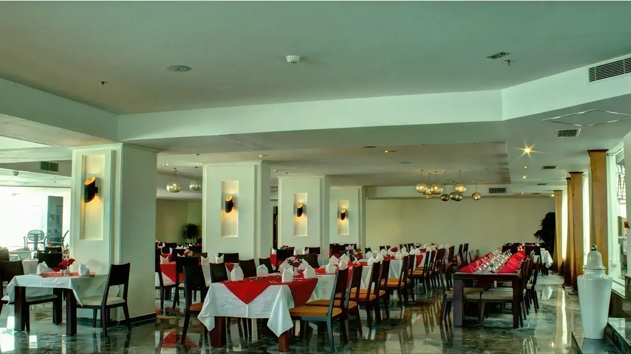 Restauracja w Swiss Heaven Sharming Inn z nakrytymi stołami