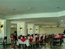 Restauracja w Swiss Heaven Sharming Inn z nakrytymi stołami
