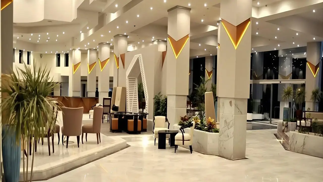 Wnętrze eleganckiego lobby w Swiss Heaven Sharming Inn