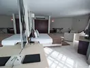 Wnętrze pokoju z łóżkiem w Swiss Heaven Sharming Inn