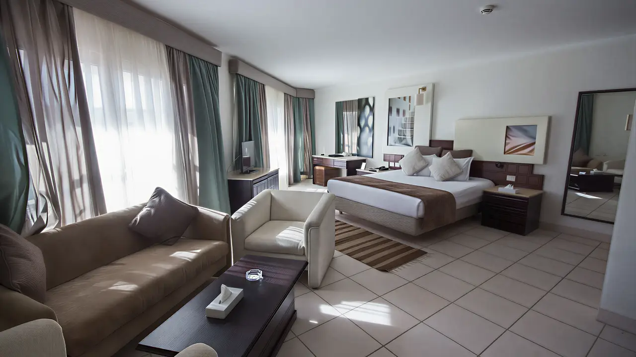 Wnętrze pokoju z łóżkiem w Swiss Heaven Sharming Inn