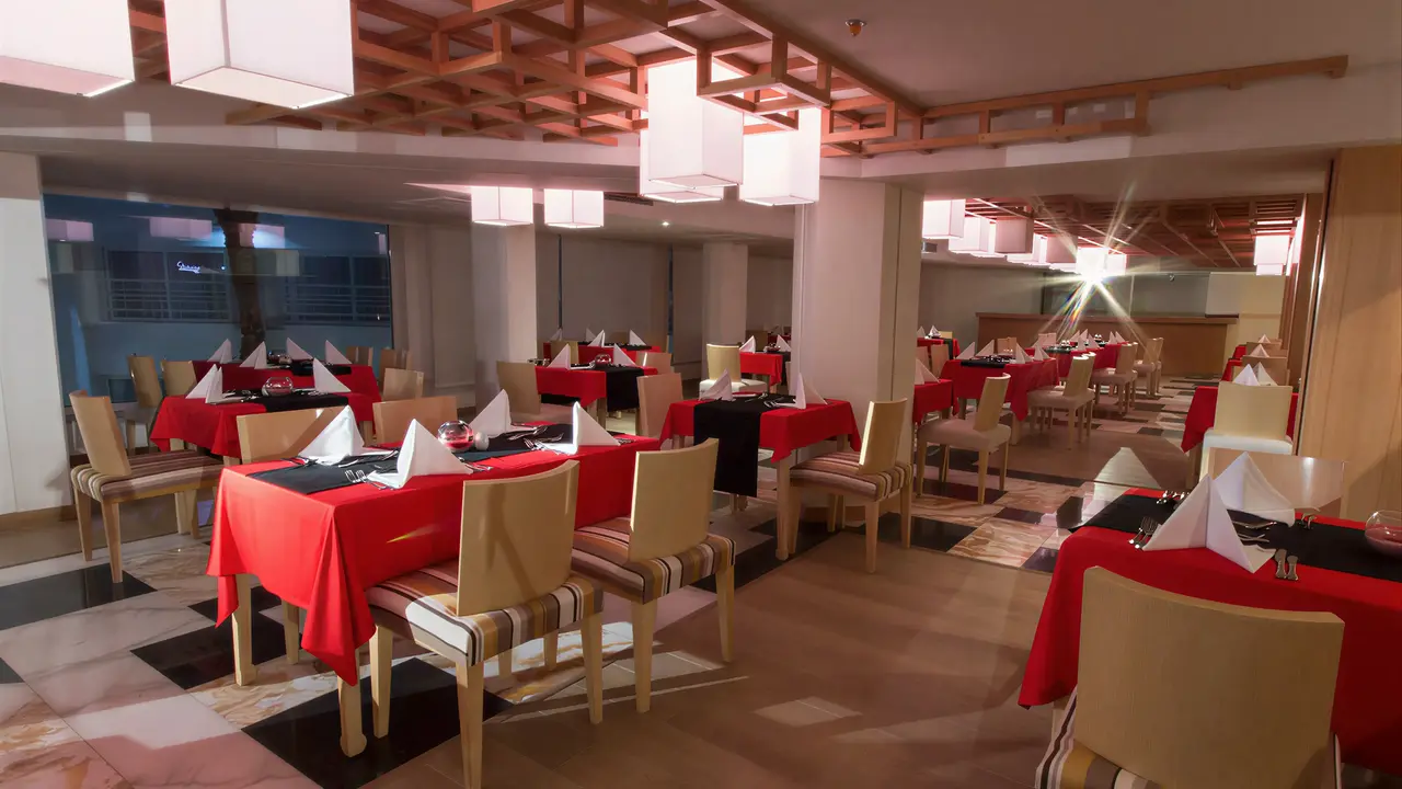 Restauracja w Swiss Heaven Sharming Inn z czerwonymi obrusami