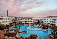 Widok na kompleks basenowy w Swiss Heaven Sharming Inn