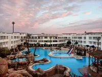 Widok na kompleks basenowy w Swiss Heaven Sharming Inn