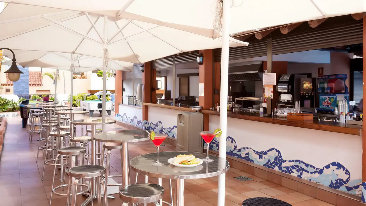 Bar z wysokimi stolikami w Tagoro Family & Fun