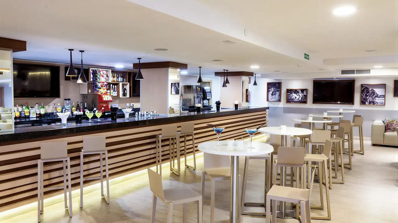 Nowoczesny bar w hotelu Tagoro Family & Fun
