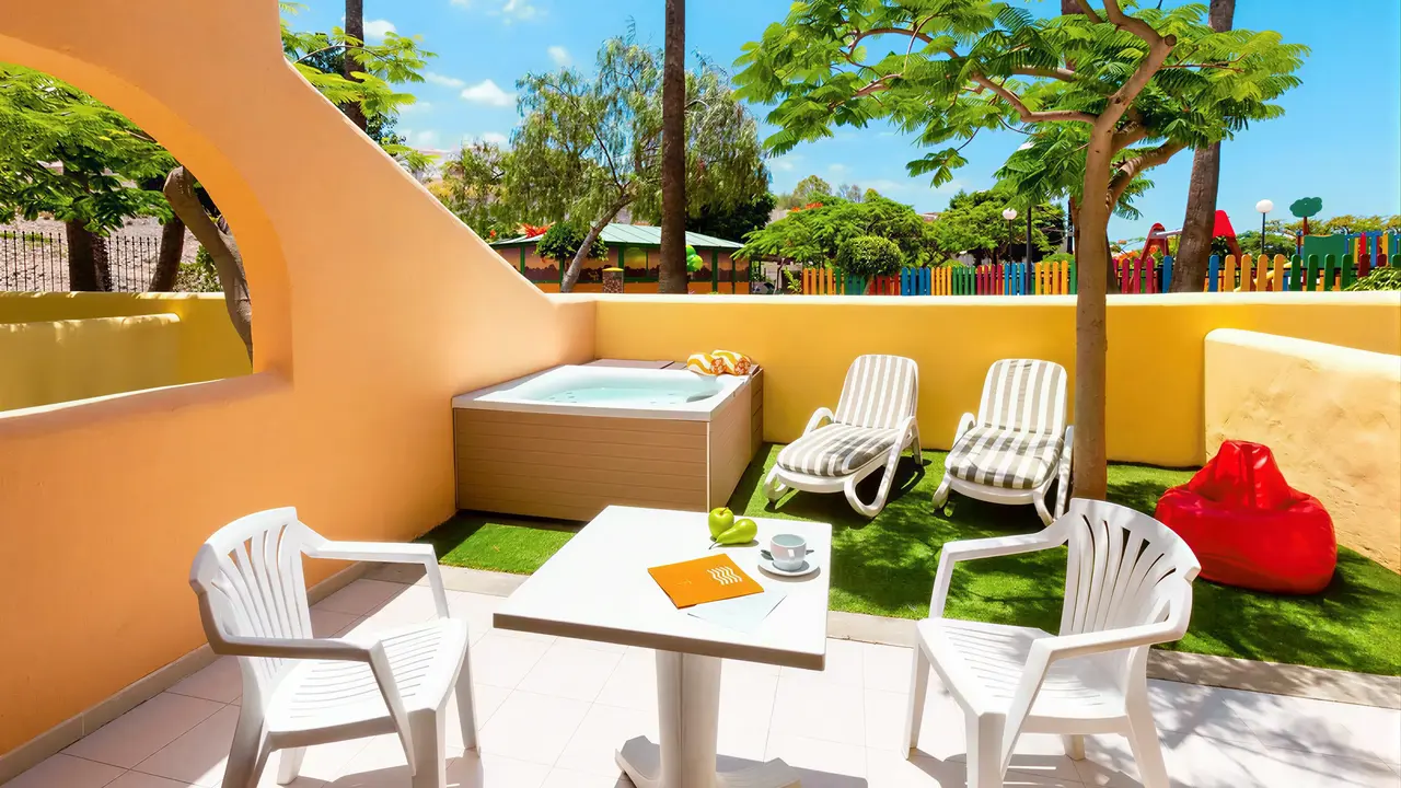 Taras z jacuzzi w Tagoro Family & Fun
