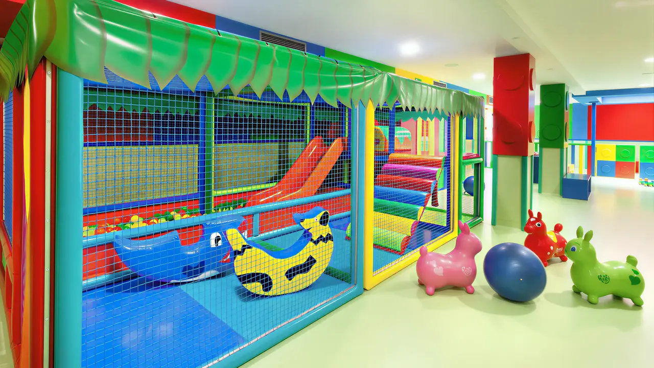 Kolorowy plac zabaw dla dzieci w Tagoro Family & Fun