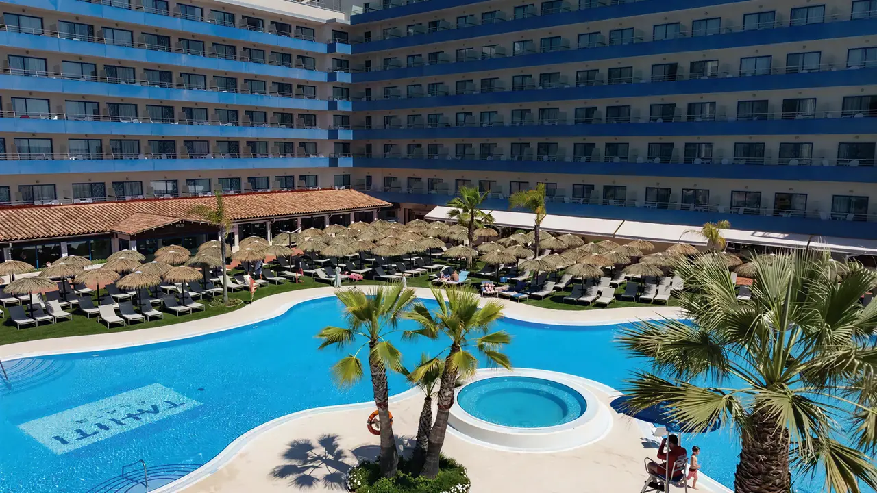 Widok na budynek i baseny w Tahiti Playa