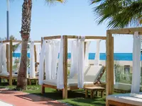 Leżaki pod zadaszeniem w Tahiti Playa nad morzem
