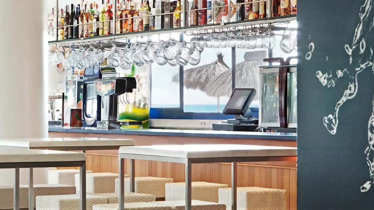 Bar z napojami w hotelu Tahiti Playa
