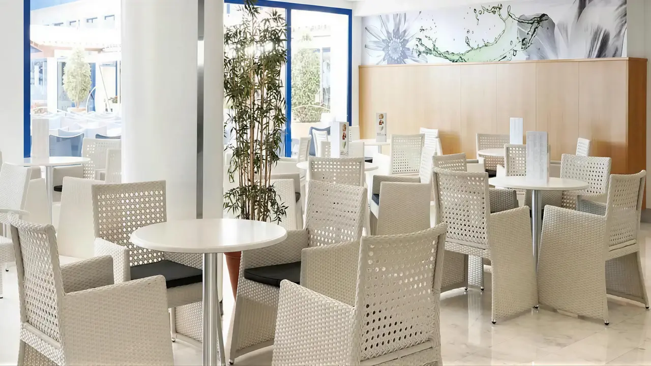 Jasna restauracja w Tahiti Playa z białymi meblami