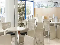 Jasna restauracja w Tahiti Playa z białymi meblami