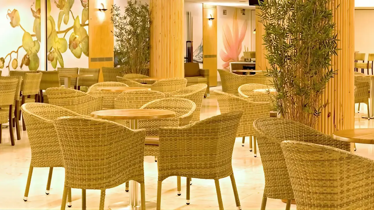 Wnętrze z wygodnymi fotelami w Tahiti Playa