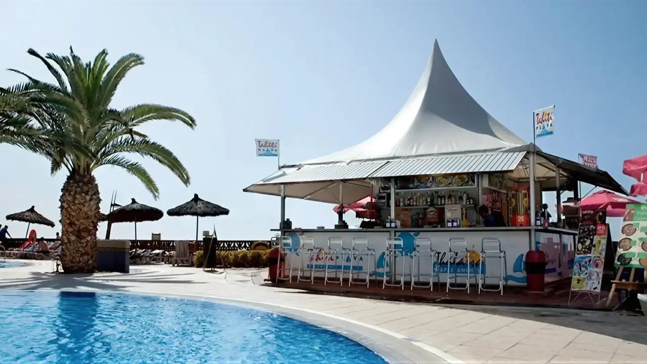 Bar przy basenie w Tahiti Playa