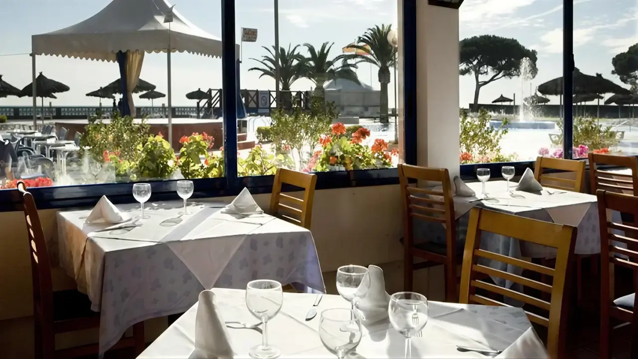Restauracja w Tahiti Playa z nakrytymi stołami