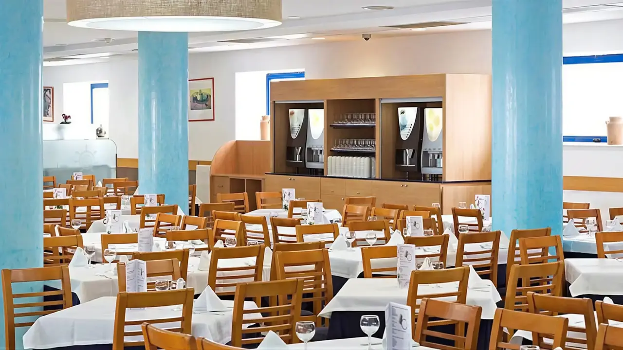 Restauracja z nakrytymi stołami w Tahiti Playa